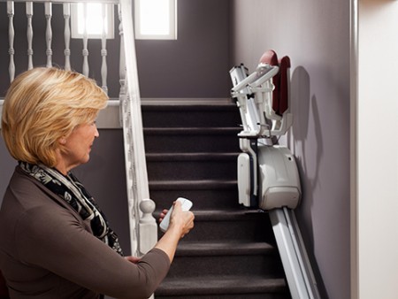 Garder son indépendance avec une chaise monte-escalier