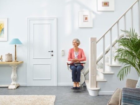 Les monte-escalier aident les séniors à garder leur mobilité chez eux