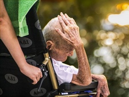 Canicule et déshydratation des seniors, comment réagir ?