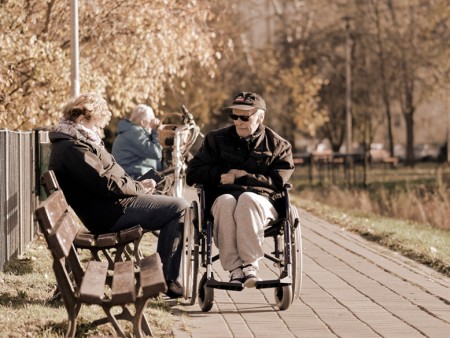 Comment soulever une personne agée