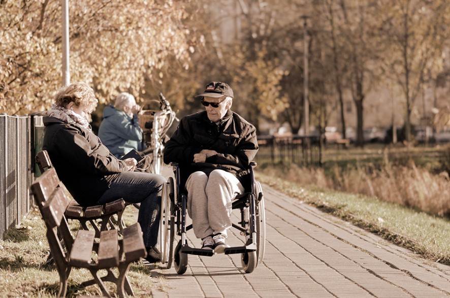 Comment soulever une personne agée