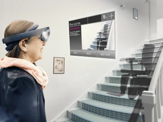 La technologie Hololens signée TK Home solutions vous permet de visualiser en temps réel votre futur monte-escalier grâce aux lunettes 3D.